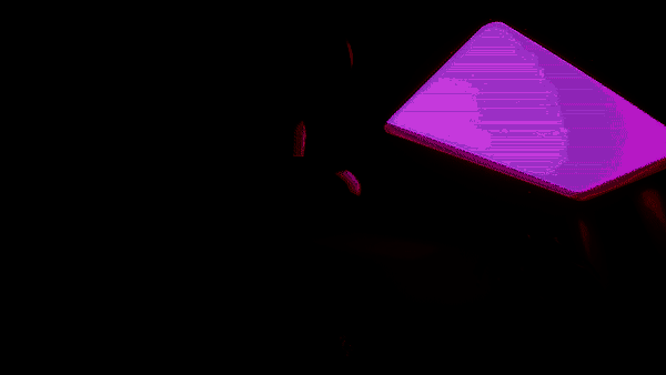 角色站在无限延伸的泳池边缘，水面泛着诡异蓝光，背景黑暗无边