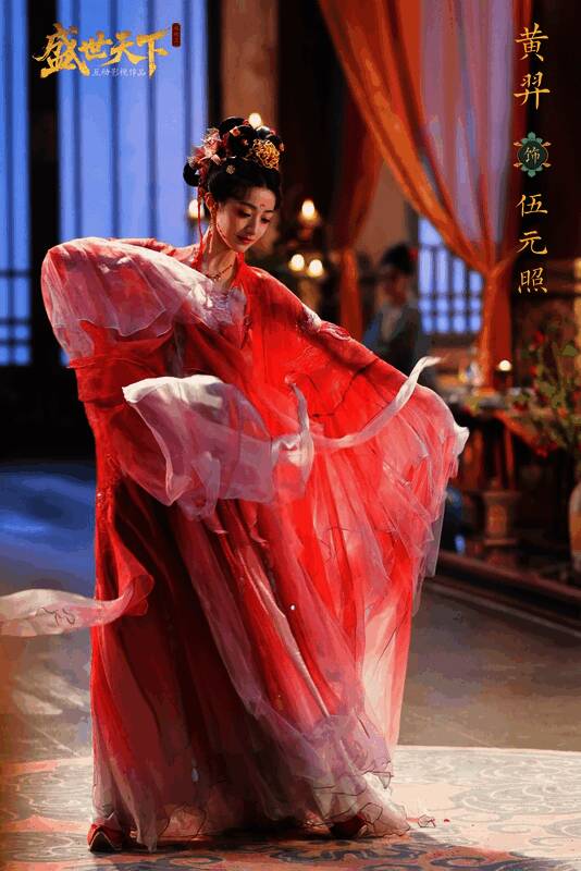 剧中角色身着华丽古装，在宫廷中神情各异