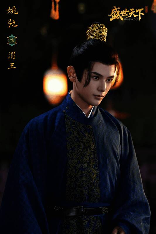 主角身处宫廷大殿之中，周围群臣注视，气氛凝重