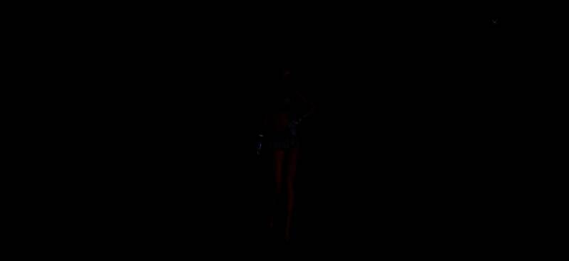 泳池边的蒂法，姿态自信，展现出运动型女性角色的独特风采