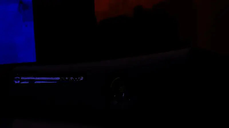 早期Xbox主机设计概念图，展现经典外观与标志性的绿色LOGO