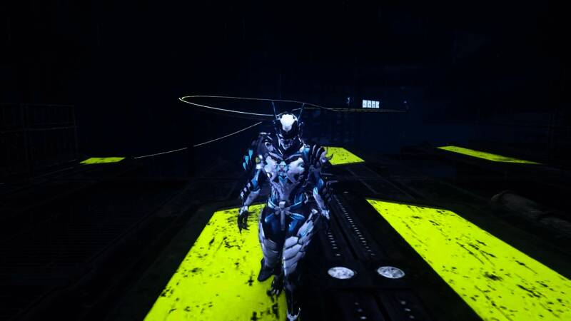 ‘神圣奇美拉’造型展示，银白色盔甲散发神圣光辉，充满未来科技感