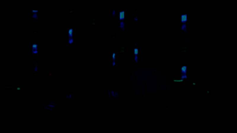 战斗场景激烈，角色面部表情刻画细腻，充满张力