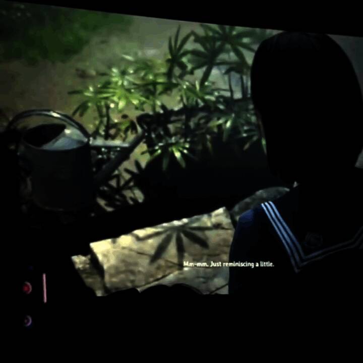 主角手持武器在狭窄巷道中警戒，周围墙壁布满诡异涂鸦