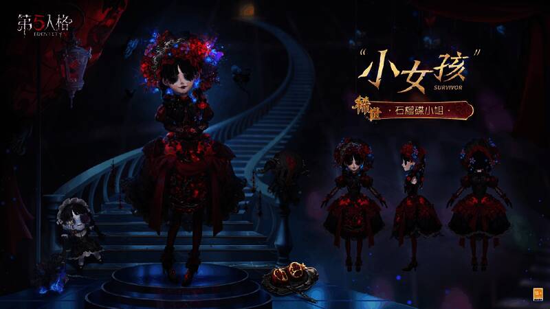 小女孩角色换装展示，身穿华丽红裙，手持神秘面具玩偶