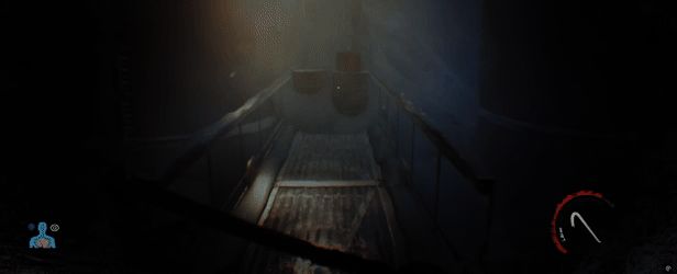 主角手持手电筒在昏暗走廊中前进，墙上布满奇怪符号和旧日痕迹，营造出强烈恐怖氛围