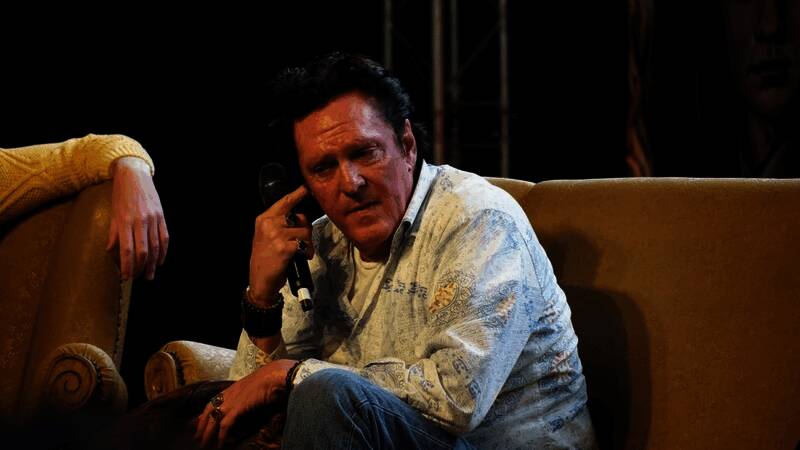 迈克尔·马德森生前照片，身穿西装神情坚毅，背景为红毯场合