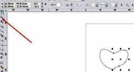 CorelDraw X4界面中选择工具被激活，鼠标指向画布上的爱心图形