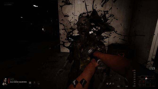 角色在工作台前制作武器，界面显示多种可选配方与材料组合