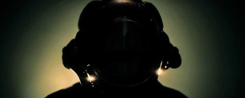 《家园3》游戏界面展示母舰在太空中航行的场景，周围有敌舰环绕但未受到攻击