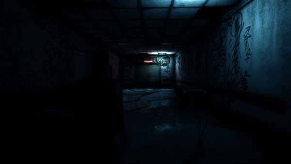 主角手持手电筒在昏暗走廊中前行，墙壁上布满奇怪符号