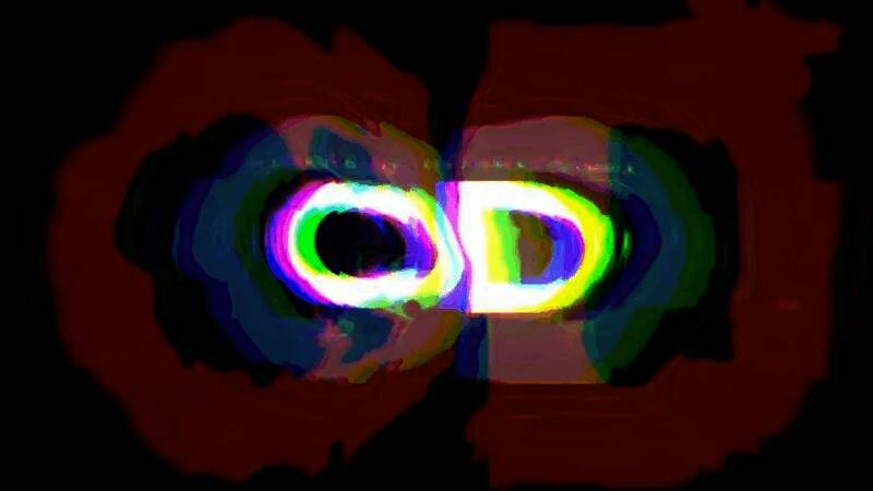 小岛秀夫在发布会现场神情专注地介绍《OD》概念图，背景是游戏诡异氛围的视觉设定