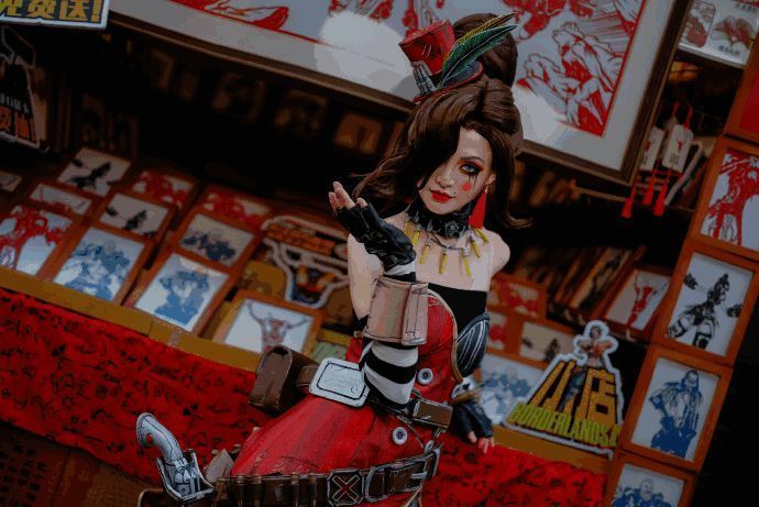 成都剪纸活动现场，玩家手持红底剪纸作品合影留念