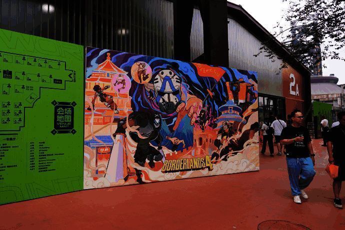 北京核聚变展会现场，小吵闹帽子成为热门打卡道具，观众排成长龙等待领取