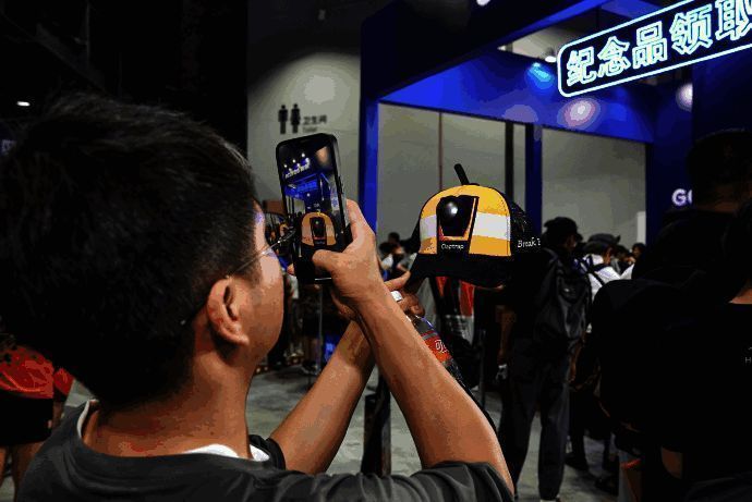 北京展会涂鸦墙全景图，展现老北京风貌与废土风格的完美融合