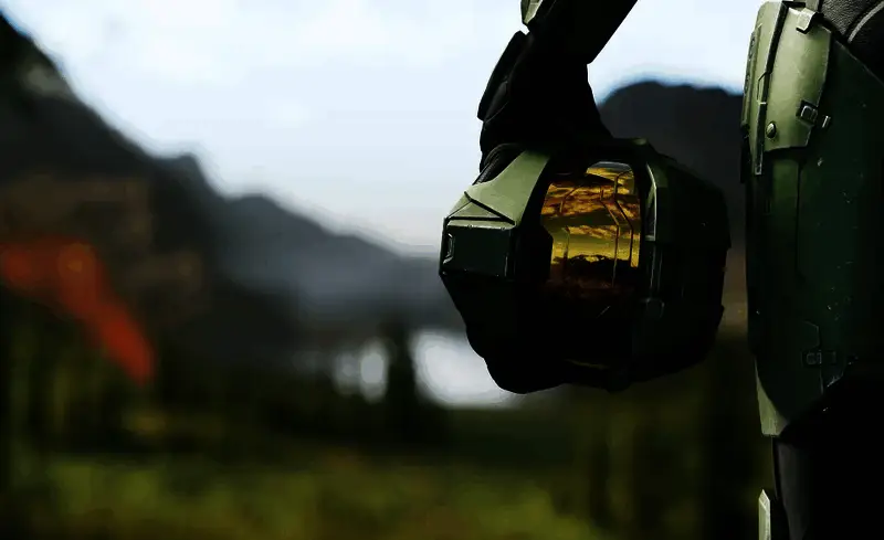 Halo Studios办公环境局部图，空荡的工位和未关闭的电脑屏幕