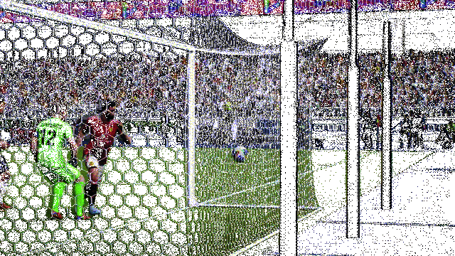 贝克汉姆开出角球，皮球划出一道完美弧线直接飞入禁区，队友轻松破门