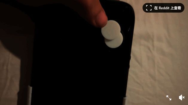 3D打印配件实物图，安装在Steam Deck摇杆旁，帮助玩家更轻松操控