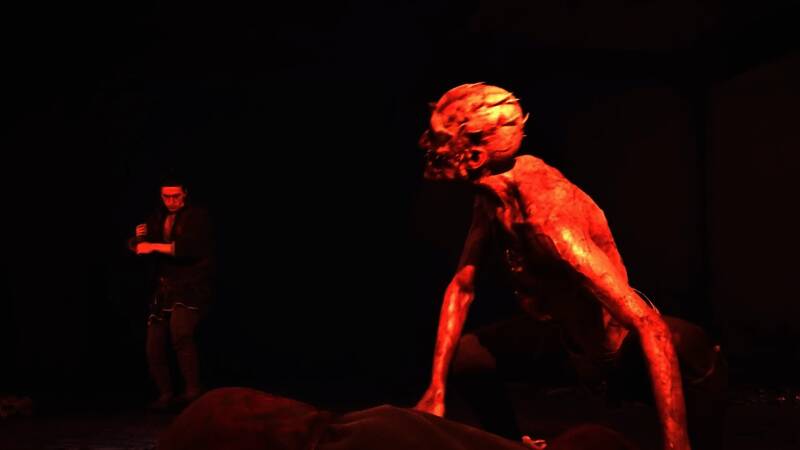 吸血鬼贵族身披华丽长袍，手持权杖俯视战场