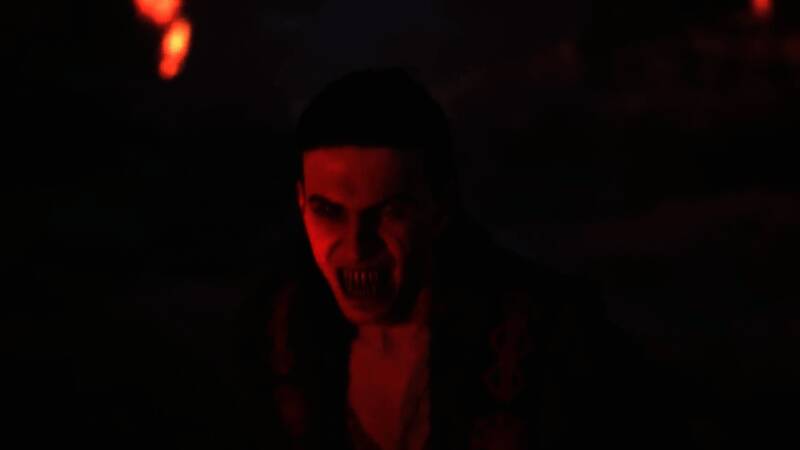 城市街道上爆发激烈战斗，火焰与剑光交错闪烁