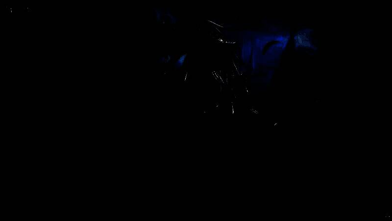 红月夜下，一位神秘老妪向孩童递出糖果的诡异场景