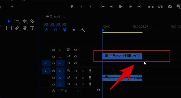 时间轴界面展示子剪辑被拉长的操作过程