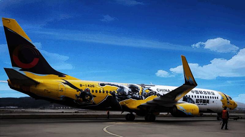 和平精英号彩绘机全机身展示，机身绘制有舰长跳跃动作与光子鸡互动