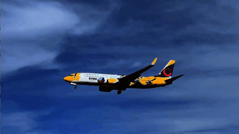 和平精英号机舱内部布置细节图，座椅头巾印有游戏logo，行李架贴有角色插画