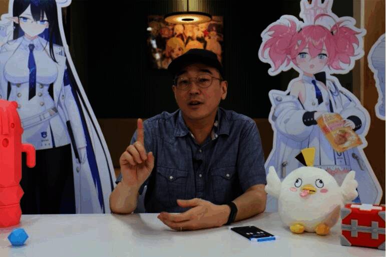 金用河现今形象，穿着正式西装，表情严肃