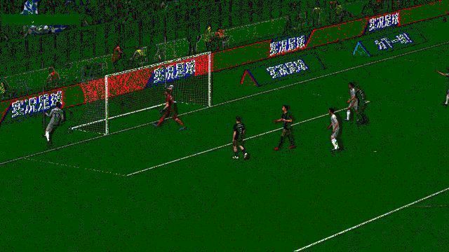 贝克汉姆游戏中直塞助攻动图演示，展现传球精准度