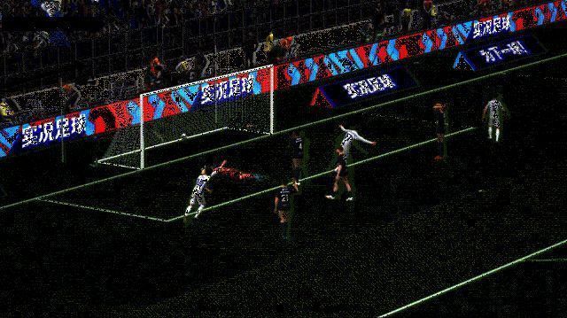 贝克汉姆游戏中任意球直接破门动图演示，展现标志性弧线球技术