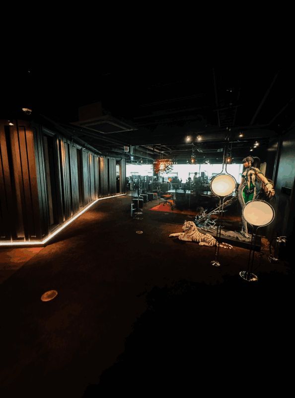 《影之刃零》美术团队与金亨泰合影，双方笑容满面