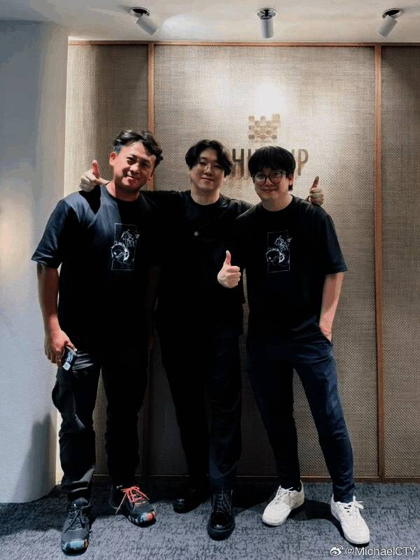 金亨泰为来宾展示最新美术设定稿细节