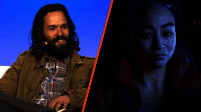 尼尔·德鲁克曼在《最后的生还者》剧集幕后指导现场，神情专注