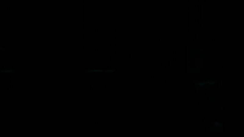 尼尔·德鲁克曼在工作室内与团队讨论新项目细节，背景是《星际：异端先知》的概念图