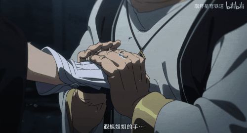 遐蝶轻抚临终老鹿，画面柔和且充满诗意