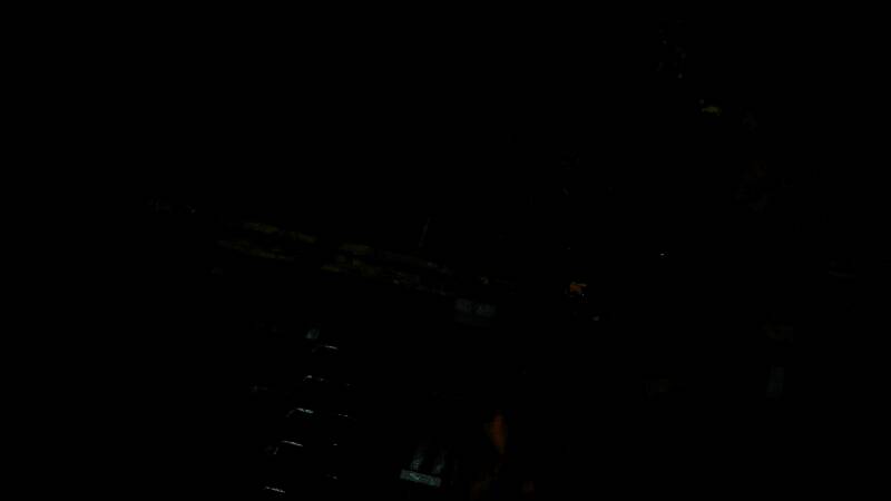 角色在空中进行连段攻击，动作流畅自然