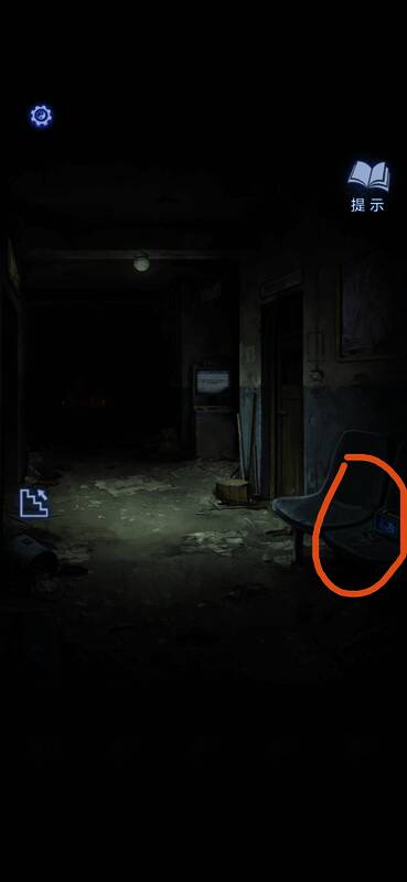 游戏中角色站在椅子旁准备拾取凭条