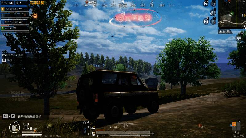 玩家躲在伪装纸箱中潜入敌营，周围有敌方士兵来回走动