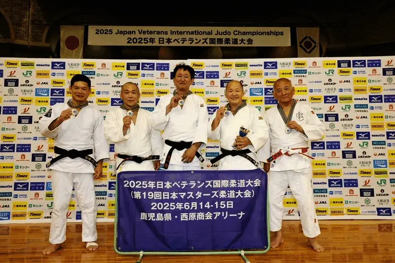 颁奖仪式上的吉成隆杜社长，手持奖杯笑容满面