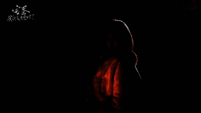 战斗画面紧张激烈，主角挥剑迎敌，身后是熊熊燃烧的宫殿