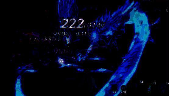 玩家躲避晶岩地王蝎技能攻击的画面，角色跳跃闪避大型地面打击特效