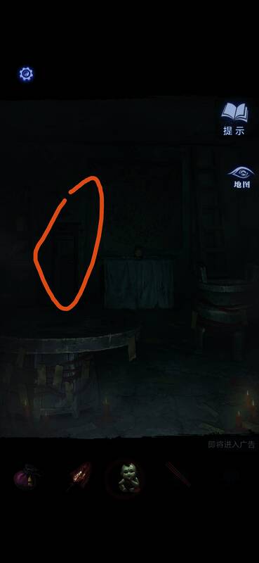 瓷器娃娃放置于秤上，系统显示获得纸扎剑与长命锁