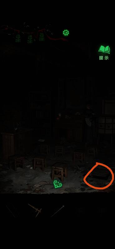 假手伸出接过玩具手枪然后松开地上的门锁