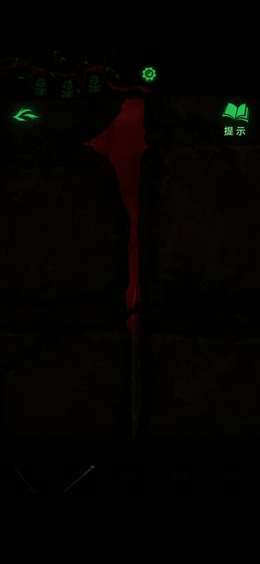 直尺小心挑起墙缝间隐藏的红绳