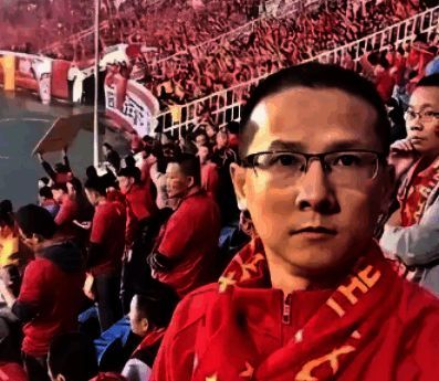 退钱哥表情包，背景为比赛现场，文字‘这踢的是啥’