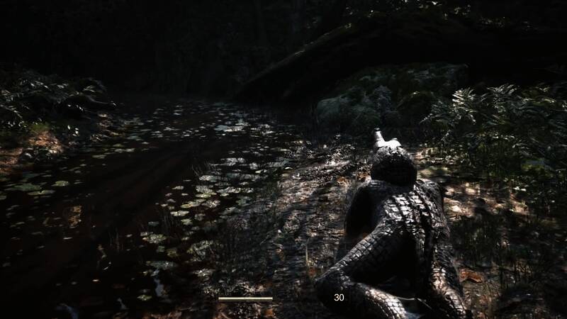 角色在草丛中伪装成鳄鱼，敌人毫无察觉地走过