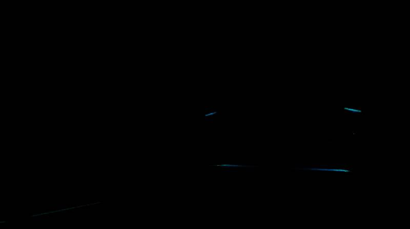 《死亡搁浅2》游戏界面截图，展示主角在冥滩之上的神秘场景