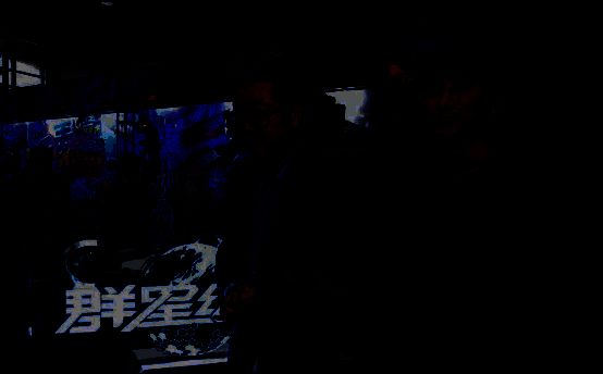 展会现场玩家排队试玩《群星纪元》，展位布置充满未来科技感