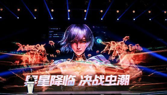 游戏开发者在活动现场分享设计理念，背景为《群星纪元》战斗场景演示